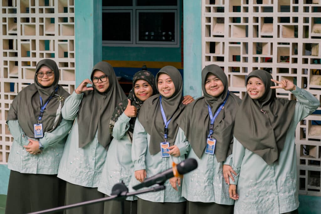 Guru dan Siswa Bersinergi dalam Kegiatan Bakti Sosial